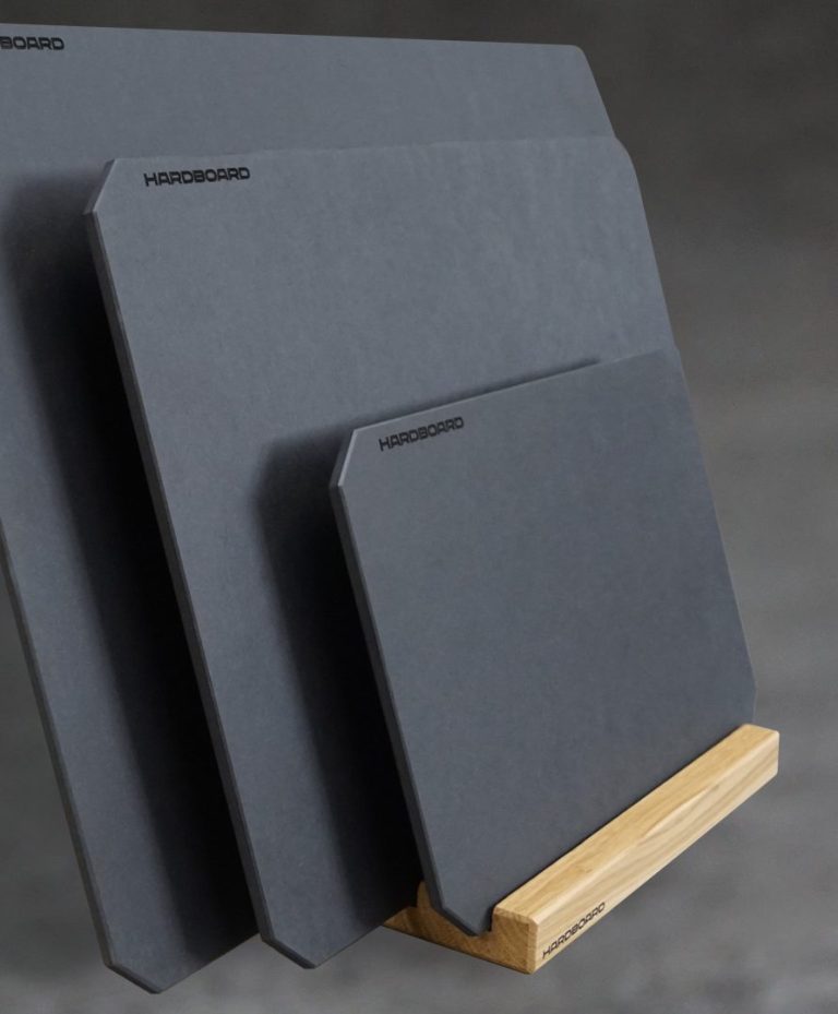 HARDBOARD Boardhalter mit Schneidebrettern aus Paperstone – stilvolle Aufbewahrung in der Küche.