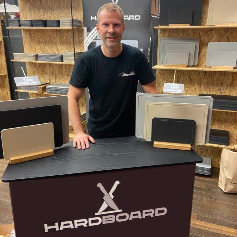 Michael Mohr präsentiert HARDBOARD Schneidebretter aus Paperstone – handgefertigt, langlebig und mit Liebe zum Detail.