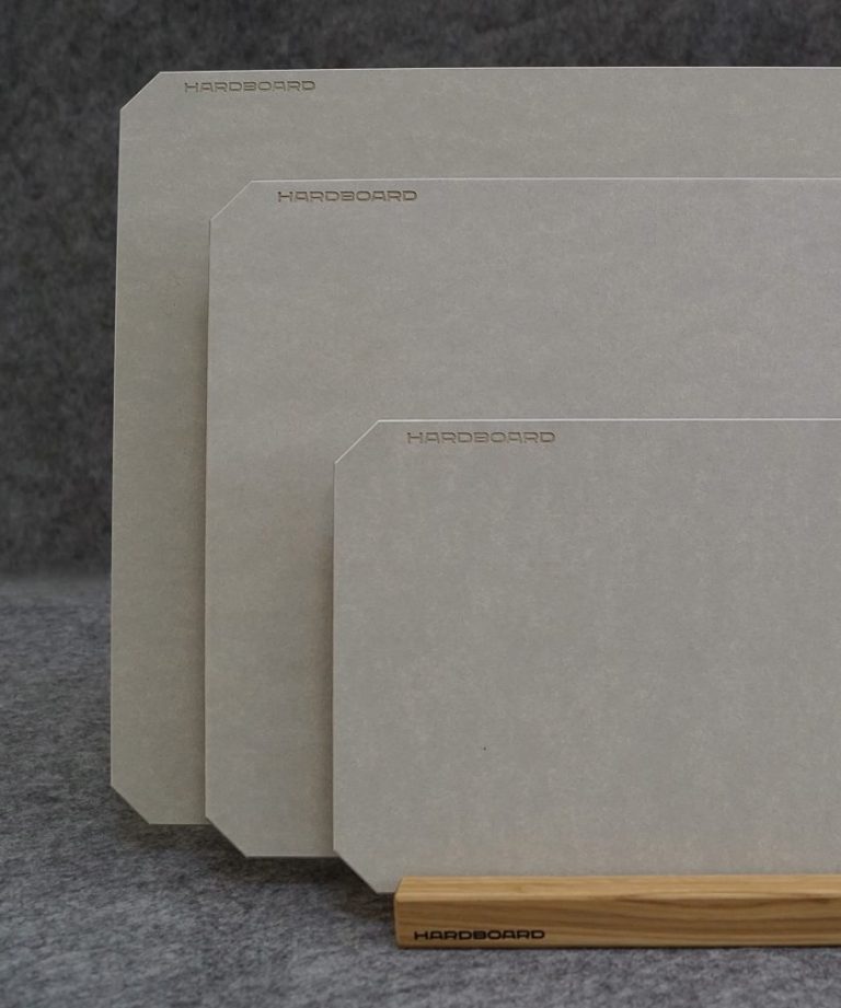 HARDBOARD Schneidebretter in Sand im Eichenhalter – funktional, schlicht und langlebig.